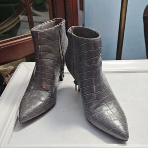 NWOT Confort Gray Crocodile-Patterned Ankle Boots Size 7
